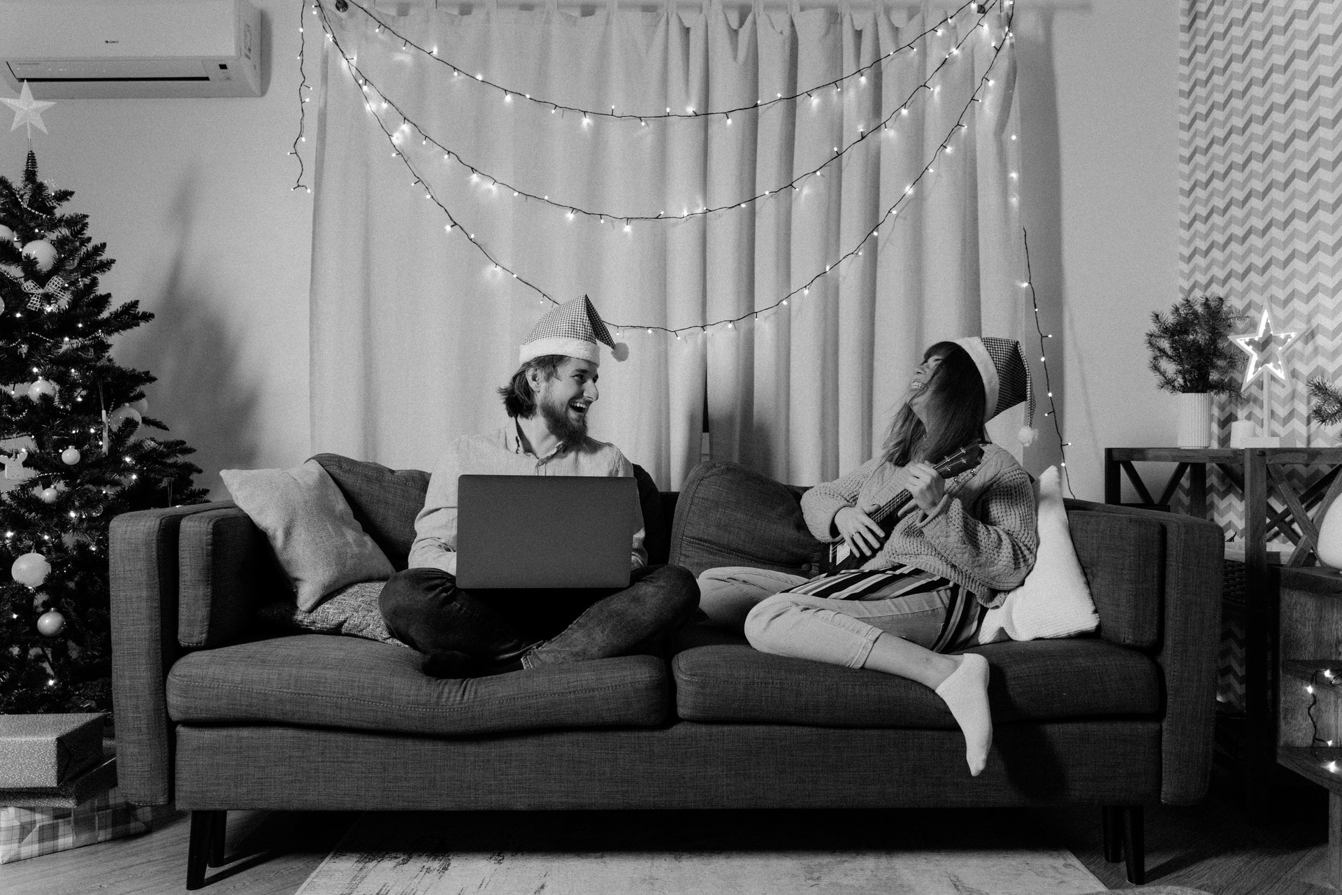 black-and-white-photo-of-a-couple-in-a-sofa